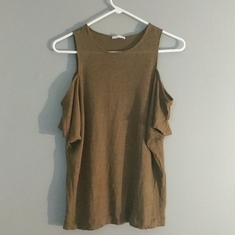 Cold shoulder tee
